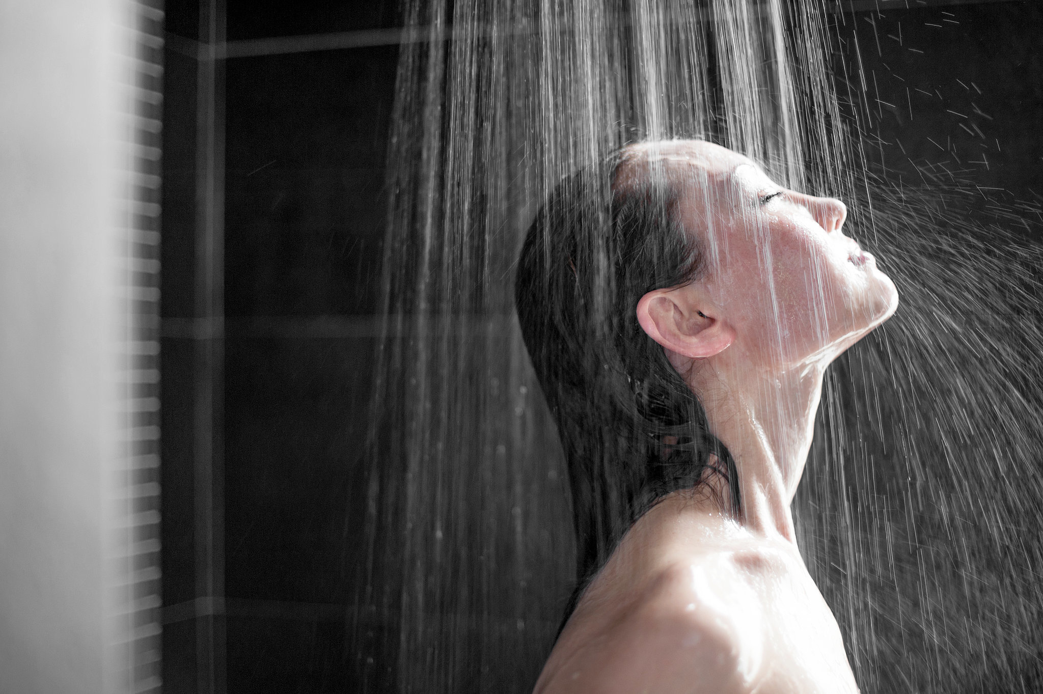 3 powody, dla których nie należy myć twarzy pod prysznicem