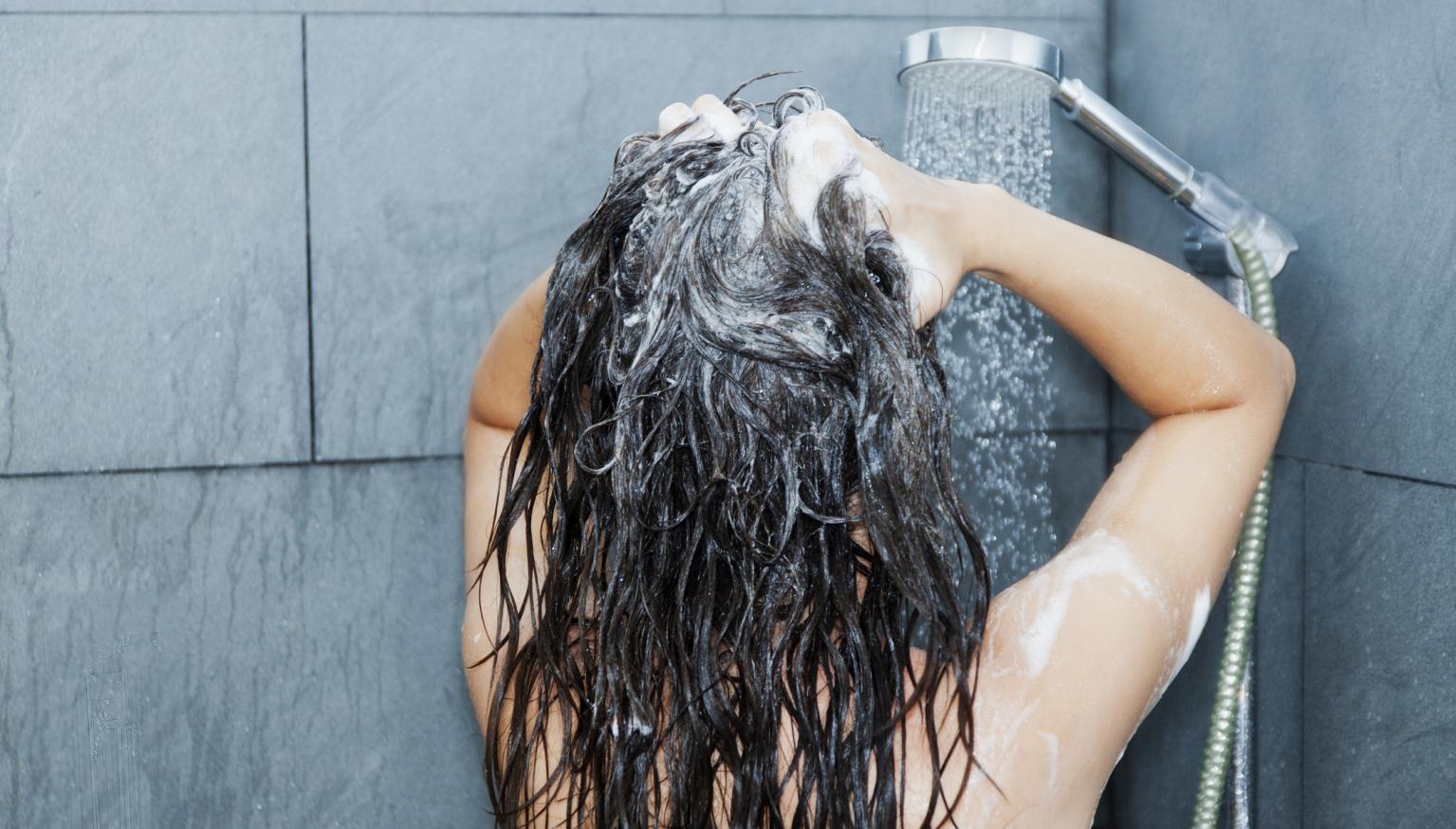 Jak myć włosy? Najlepsze metody i sposoby mycia głowy
